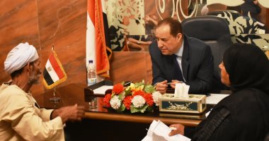 صور.. نائب محافظ أسوان يستمع لمطالب 50 مواطنا خلال اللقاء الجماهيرى الأسبوعى