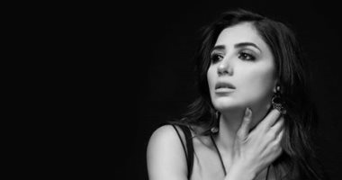 صور.. مى عمر بإطلالة غامضة فى أحدث جلسة تصوير 
