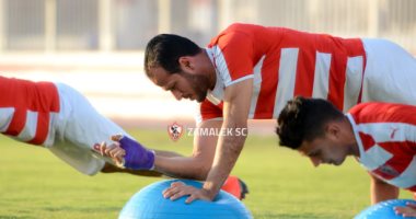 صور.. عماد السيد يشارك فى تدريبات حراس الزمالك بـ"جبيرة" اليد