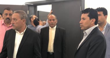 استعدادا لأمم أفريقيا.. وزير الرياضة يتفقد استاد الإسماعيلية ويلتقى ساديو مانى