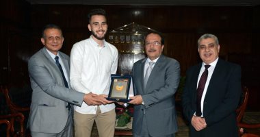 صور .. رئيس جامعة طنطا يكرم طالبا عثر على 25 ألف جنيه بكلية التجارة