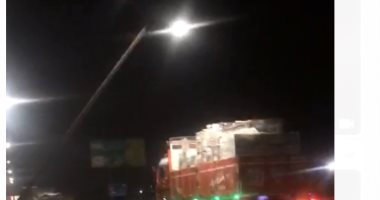 عمود إنارة مائل بأول طريق بنها المنصورة يهدد حياة المارة