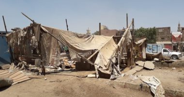صور.. إزالة عشش وأكشاك عشوائية بشارع الفسطاط فى مصر القديمة