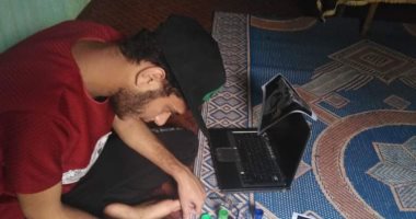 صور .. محمد حقانى يرفض العمل فى مجال الإلكترونات من أجل عيون الرسم