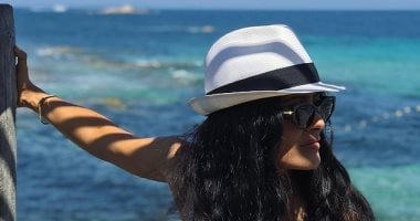 سلمى حايك تواصل الاستمتاع بإجازتها بهذه الصورة