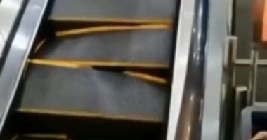 شاهد.. نجاة صينيين من الموت بعد انهيار سلم كهربائى أثناء صعودهما