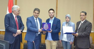 عميد طب طنطا يكرم طلاب الكلية الفائزين بـ"كأس العباقرة والمسابقة المعرفية"