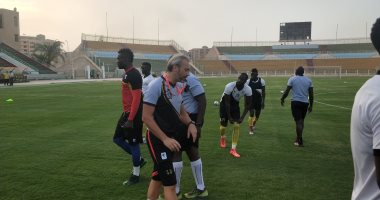 منتخب أوغندا يتدرب في ملعب المقاولون قبل مواجهة الكونغو.. صور