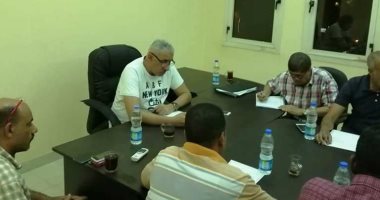 صور.. رئيس مدينة الأقصر يبحث تطوير حمام السباحة الأولمبى