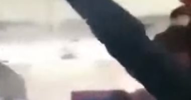 لحظات مرعبة داخل طائرة عند تعرضها لاضطراب جوى