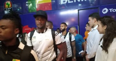 صور.. استقبال بعثة منتخب بنين فى الإسماعيلية على أنغام السمسمية 