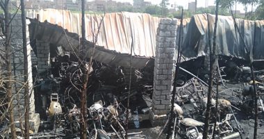 صور.. السيطرة على حريق بجراج موتوسيكلات خاص بطوخ بالقليوبية