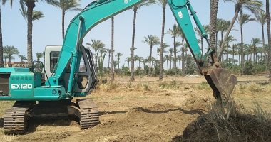 محافظ دمياط تتابع أعمال إزالة التعديات على الأراضى الزراعية بقرى كفر البطيخ
