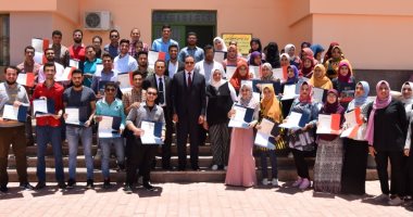 فيديو وصور .. رئيس جامعة سوهاج يكرم 126 طالب اجتازوا دورة اللغة الإنجليزية