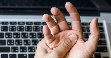 إيديك ورجلك بيترعشوا.. فتش عن الأسباب أبرزها الإجهاد والكافيين