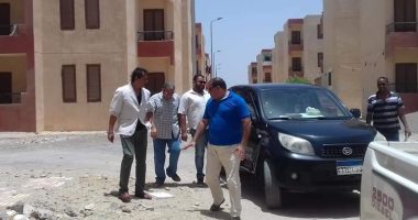 صور.. لجنة من الطرق والكباري تتفقد شوارع إسكان الشباب بمرسي علم لتطويرها