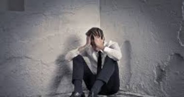 سيبه يعيط وخليك جنبه.. لو صحبك بيمر بلحظات حزينة اعرف إزاى تخرجه منها