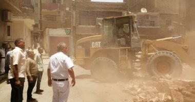 صور.. تنفيذ 5 قرارات إزالة تعديات لمبانى وأسوار بدون ترخيص بمدينة الأقصر