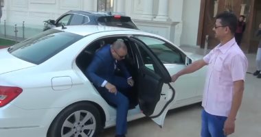 من الاستاد لقاعة فى فندق.. مدرس فلسفة يثير الجدل على السوشيال ميديا  "فيديو"