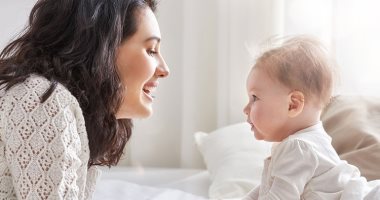 التكييف على 26 والملابس قطنية.. ازاى تعتنى بطفلك فى الحر