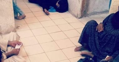 قارئ يشارك بصورة لمرضى يفترشون الأرض بمستشفى مطوبس بكفر الشيخ: مفيش كراسى