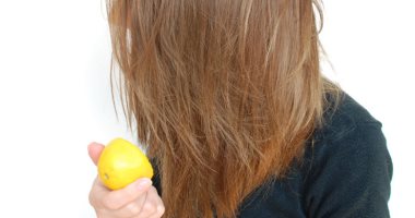 بطريقتين ..اعرفى إزاى تتخلصى من قشرة الشعر بالليمون