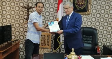 صور.. المستشار جمال عبدالرحمن يكرم فريق محكمة البحر الأحمر لفوزة بدورى المصالح