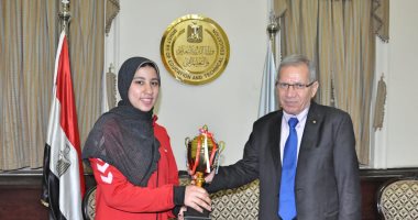 تكريم طالبة لحصولها على المركز الأول بالعالم فى بطولة رفع الأثقال