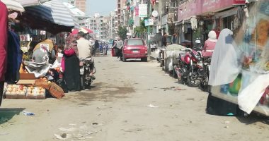 قارئ يشكو سيطرة الباعة الجائلين على الأرصفة فى بنها