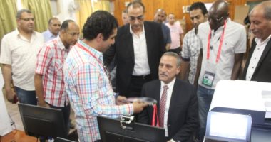صور.. محافظ الإسماعيلية يستخرج بطاقة لحضور مباريات المجموعة السادسة 