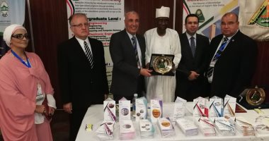 عميد آداب المنوفية يهدى درع الجامعة لسفير نيجيريا بالقاهرة 