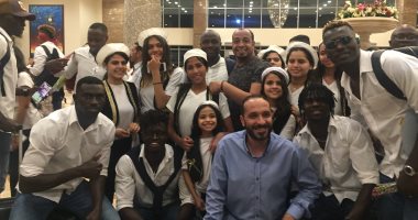 صور.. استقبال بعثة منتخب غينيا بيساو على أنغام السمسمية بالإسماعيلية