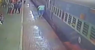 بسبع أرواح.. رجل ينجو بعد سقوطه تحت عجلات القطار فى الهند.. فيديو