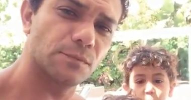 صور .. آسر ياسين وأبناؤه يغنون "أغنيتهم المفضلة"