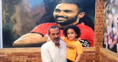 صور.. والد أحمد المحمدى: أتوقع فوز المنتخب اليوم بهدفين