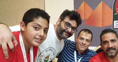 أمير كرارة يدعم المنتخب أمام زيمبابوي من مدرجات استاد القاهرة..صورة