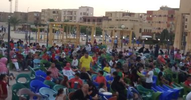 صور..توافد المواطنين على مراكز الشباب بالخانكة والعبور لمشاهدة منتخب مصر  