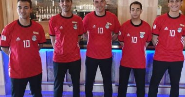 صور... العاملون بفنادق الغردقة يرتدون تيشرتات المنتخب الوطنى 