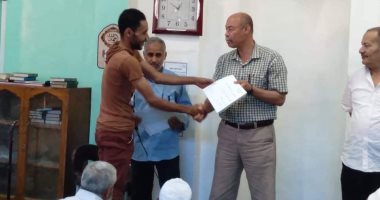 صور.. تسليم عقود شركات الظهير الزراعى لشباب الخريجين بالفرافرة 