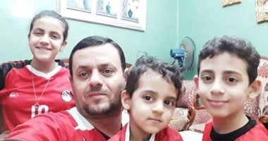 أحمد حسن يشارك صحافة المواطن بصور أولاده وهم يرتدون قميص منتخب مصر