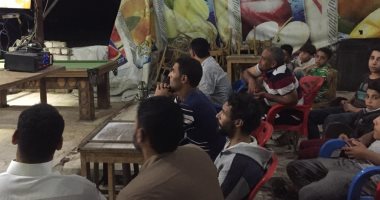 أهالى قرية محمد صلاح يتابعون افتتاح بطولة أمم افريقيا على المقاهى