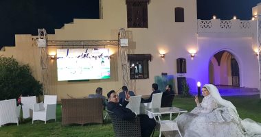 عروسان بالفيوم  يؤجلان حفل زفافها لمشاهدة بطولة الأمم الأفريقية (صور)