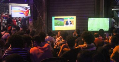 صور.. المقاهى تمتلئ بالجماهير لمتابعة أولى مباريات المنتخب بأمم أفريقيا