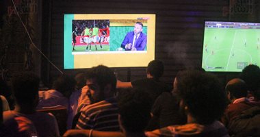 المقاهى تتزين بمشجعى المنتخب.. و"تايم سبوت" شاشة العرض الجماهيرية