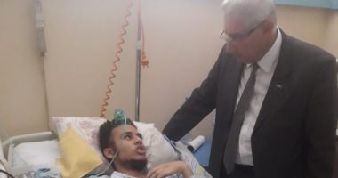 عميد تربية حلوان يزور طالب أصيب فى حادث تصادم على طريق الأوتوستراد