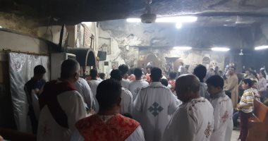صور.. إضاءة الشموع فى رحاب دير العذراء بالجنادلة بأسيوط