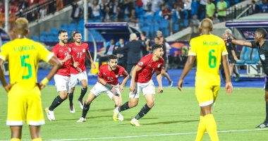 فيديو.. حارس زيمبابوى يحول قذيفة تريزيجيه لركنية للفراعنة