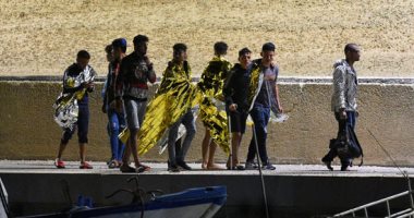 إيطاليا تستقبل مهاجرين عالقين على متن سفينة إنقاذ تحت ضغط المظاهرات