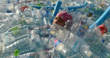 متظاهرون بتايلاند يلقون نفايات بلاستيكية أمام مبنى حكومى لحظر استيرادها