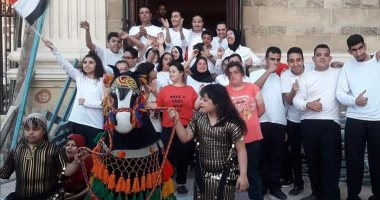 قصور الثقافة تقدم عرضا فى الأسكندرية بالأعلام بمناسبة كأس الأمم "صور"